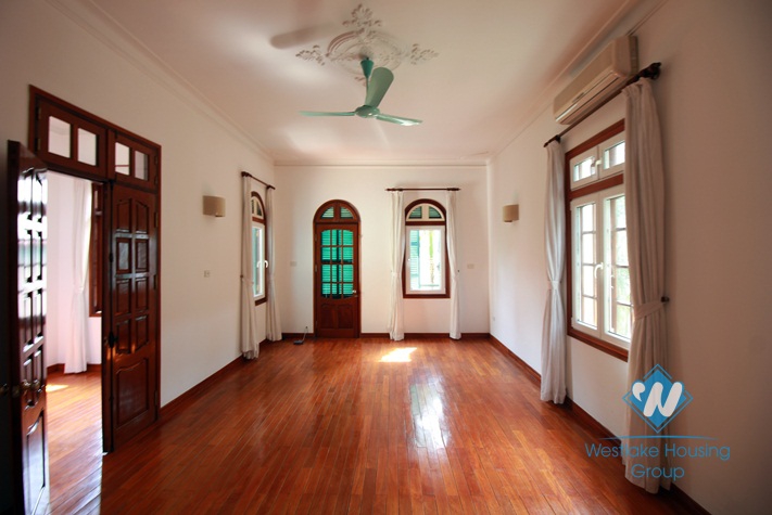 Unfurnished house with large courtyardfor rent in Tay Ho, Hanoi